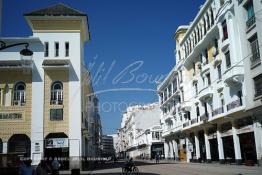 Image du Maroc Professionnelle de  L’architecture du début du XXème siècle sur le boulevard Mohamed V, l'un des plus anciens de "Casablanca". De nombreux architectes internationaux, et surtout des français, qui se sont inspirés des courants des Art Nouveau en vogue en Europe et particulièrement des Art Déco en y ajoutant des caractéristiques locales tel que, stucs, sculptures ou de zelliges, visible sur les façades des immeubles construits pour les colons à Casablanca. Le fameux bâtiment de " Maroc-Soir "  Art nouveau style « Néo-Mauresque » une œuvre de l'architecte français Marius Boyer, Mardi 9 Octobre 2012. (Photo / Abdeljalil Bounhar) 